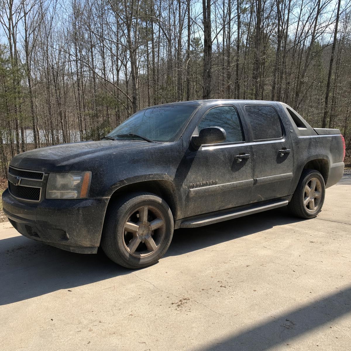 Dirty SUV exterior before detailing